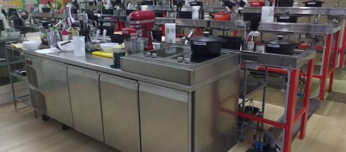 cucina con postazioni singole di lavoro