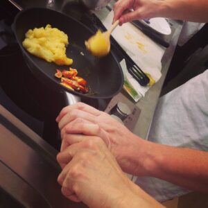 Coppia in cucina: menù greco data straordinaria (5.06.26)