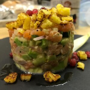 Tartare di carne, pesce, verdure creativi