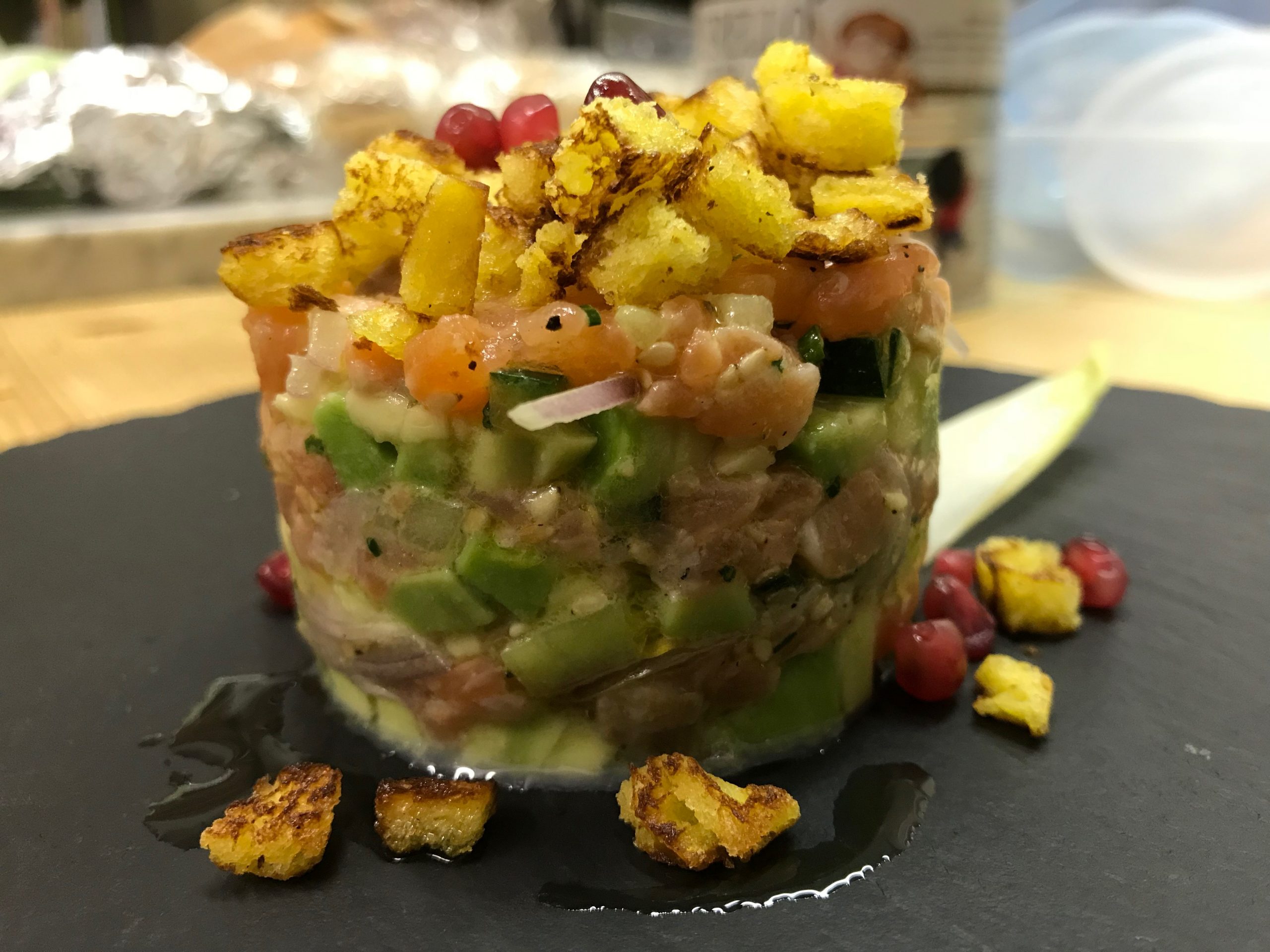 Tartare di carne, pesce, verdure creativi